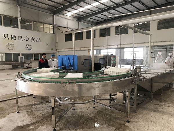 浸泡式洗筐機(jī)使用現(xiàn)場